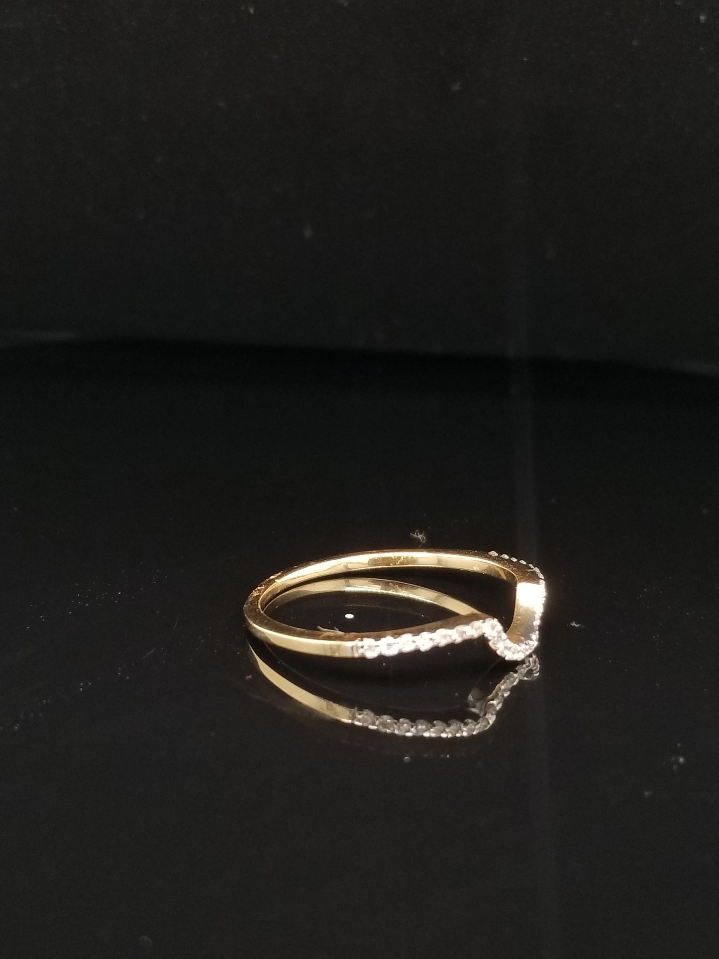 14 kt Yellow Gold Delicate Patterned Diamond Wedding Band