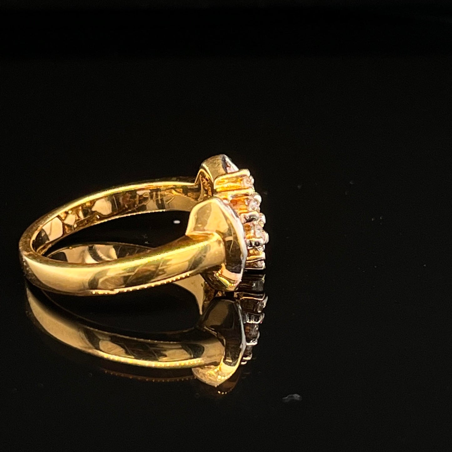 18 kt Yellow Gold Retro Fashion Ring with Diamonds