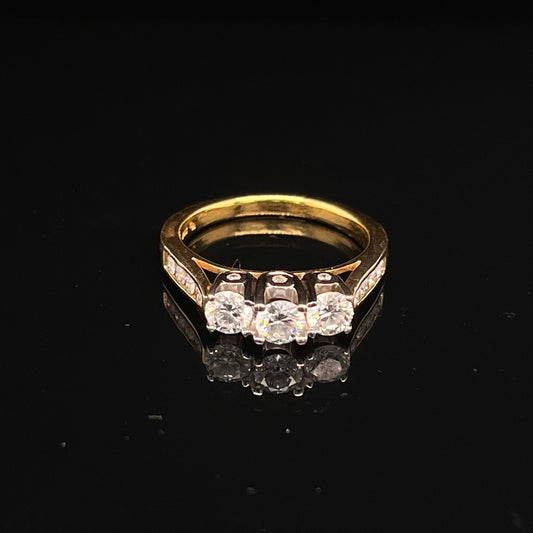 14 kt Yellow Gold Symmetrical 3 Diamonds Ring