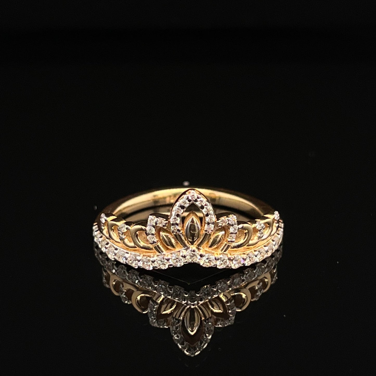 18 kt Yellow Gold Crown Pattern Ring with Diamonds