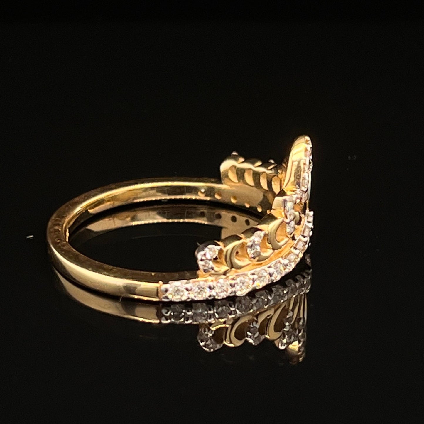 18 kt Yellow Gold Crown Pattern Ring with Diamonds
