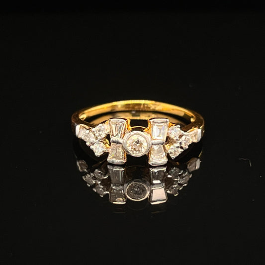 18 kt Yellow Gold Fashion Ring with Baguette design Diamonds