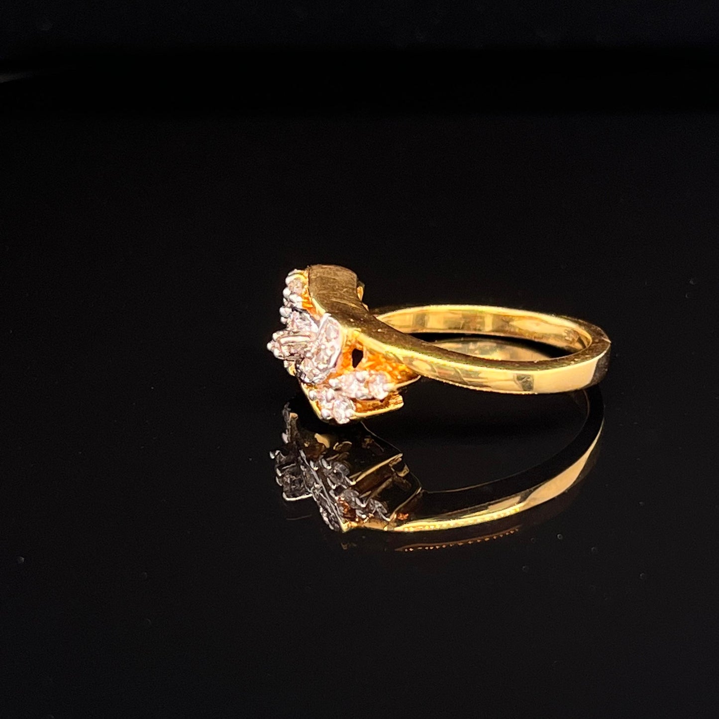 14 kt Yellow Gold Fashion Ring with Diamonds