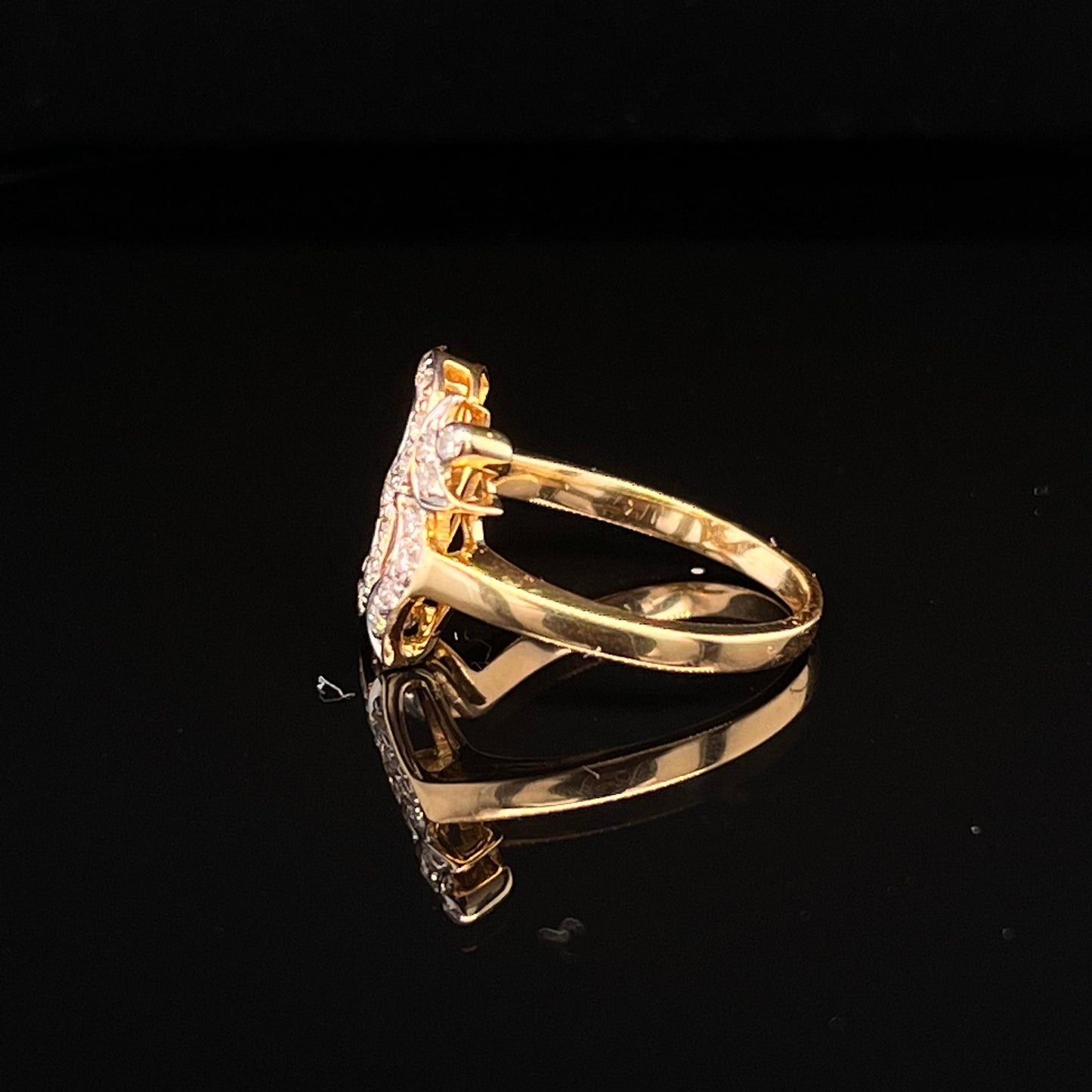 18 kt Yellow Gold Om Ring with Diamonds