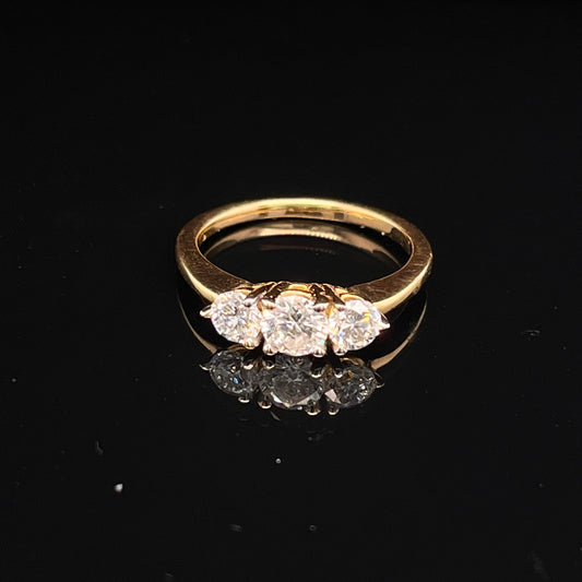18 kt Yellow Gold Beautiful 3 Diamonds Engagement Ring