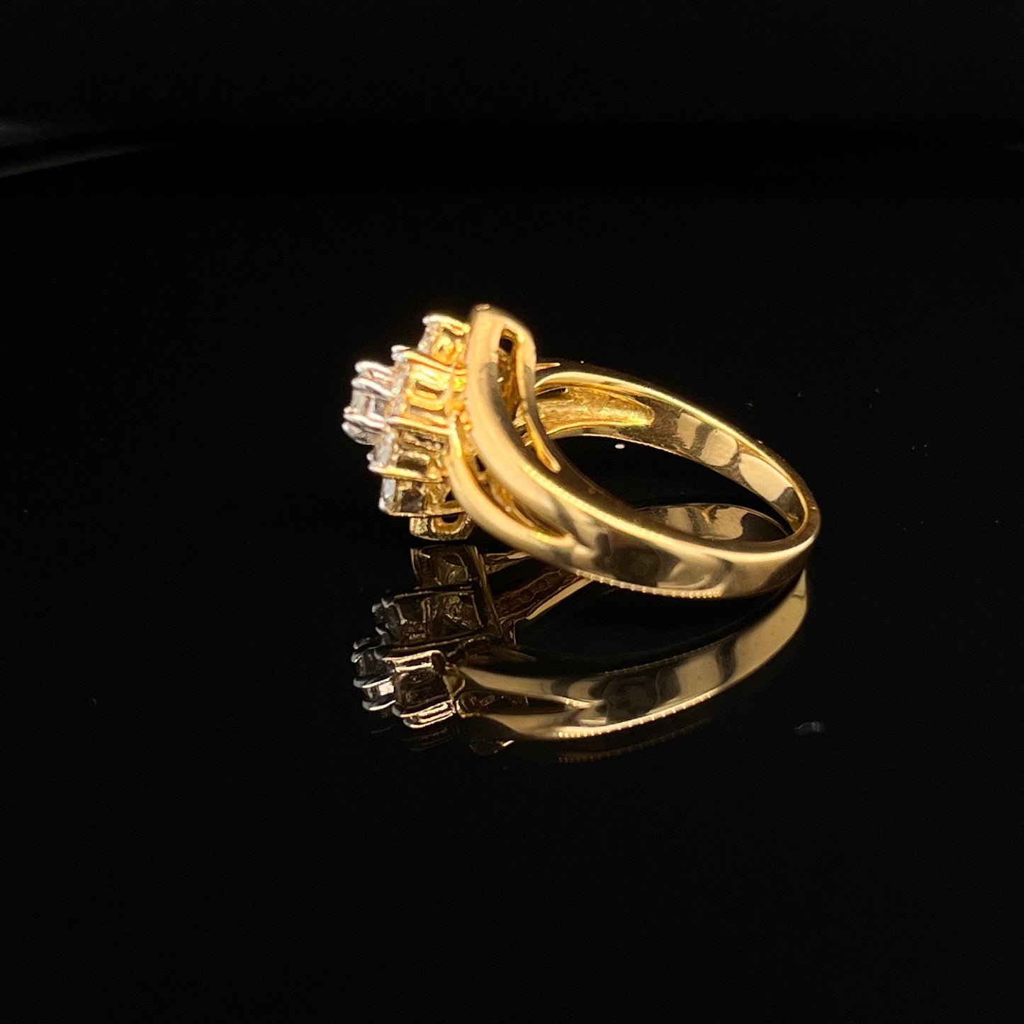 18 kt Yellow Gold Attractive Ring with Diamonds