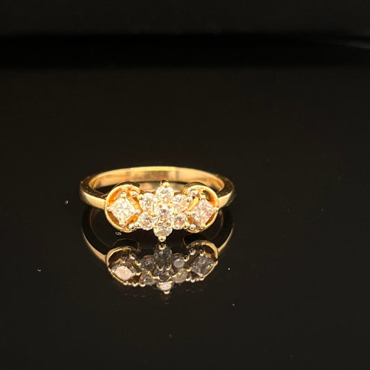 14 kt Yellow Gold Attractive Flower Ring with Diamonds