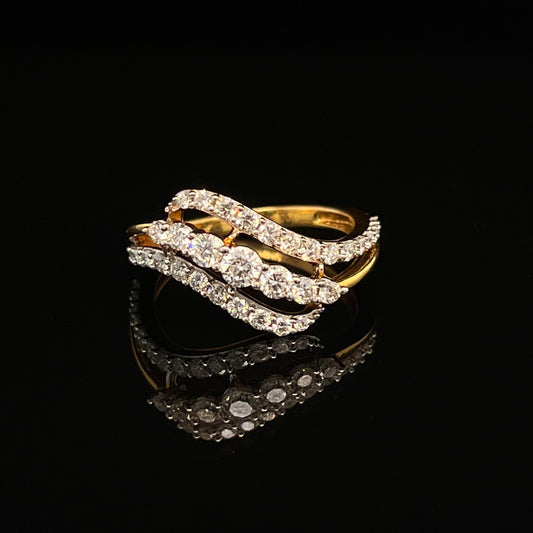 18 kt Yellow Gold Beautiful Wave Pattern Ring with Diamonds